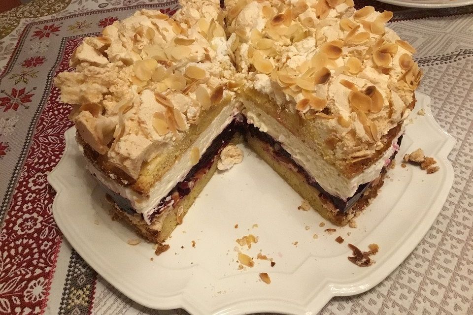 Baiser - Torte mit Himbeer - oder Brombeercreme