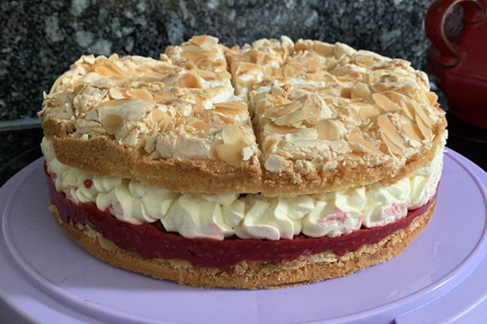 Baiser - Torte mit Himbeer - oder Brombeercreme