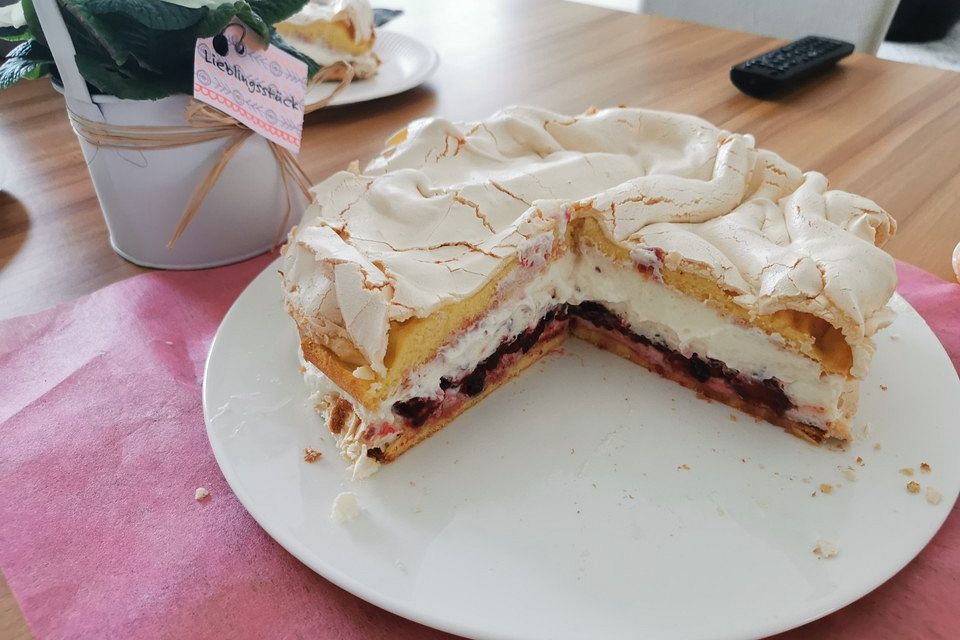 Baiser - Torte mit Himbeer - oder Brombeercreme