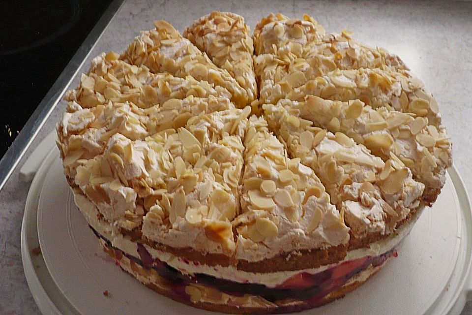 Baiser - Torte mit Himbeer - oder Brombeercreme