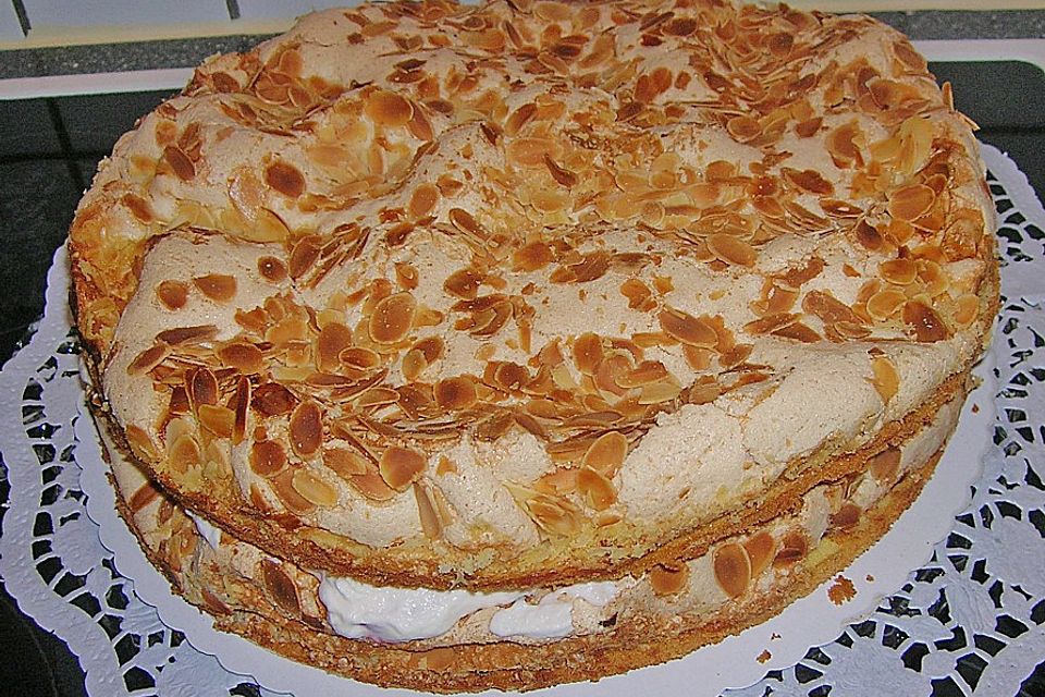 Baiser - Torte mit Himbeer - oder Brombeercreme