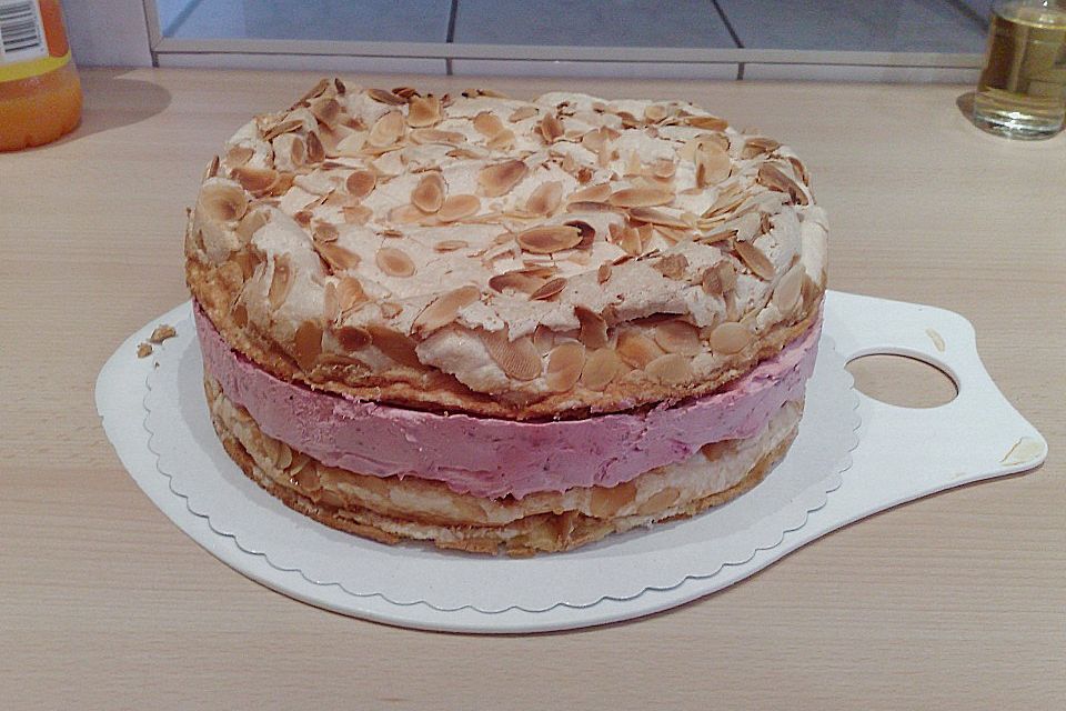 Baiser - Torte mit Himbeer - oder Brombeercreme