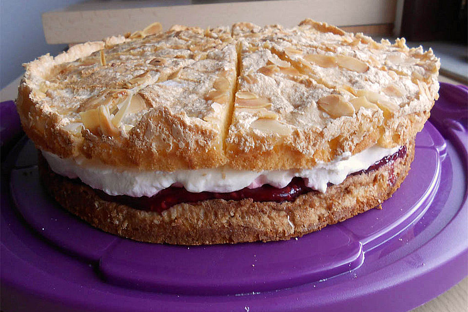 Baiser - Torte mit Himbeer - oder Brombeercreme