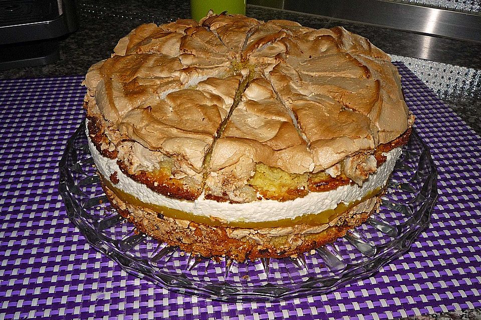 Baiser - Torte mit Himbeer - oder Brombeercreme