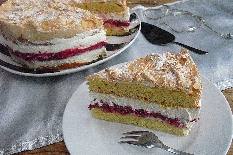 Baiser - Torte mit Himbeer - oder Brombeercreme