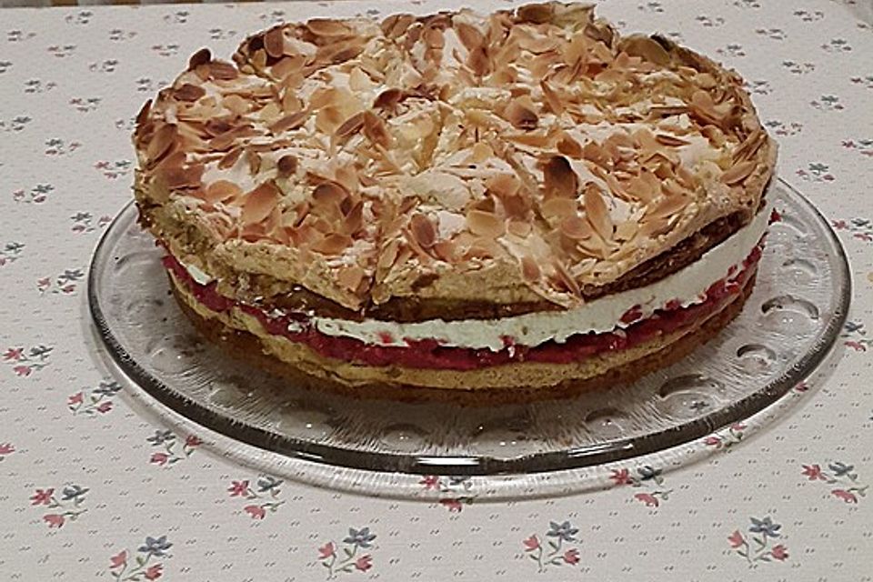 Baiser - Torte mit Himbeer - oder Brombeercreme