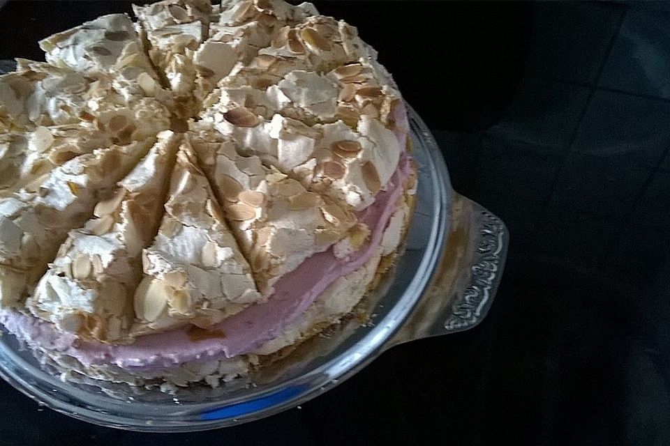 Baiser - Torte mit Himbeer - oder Brombeercreme