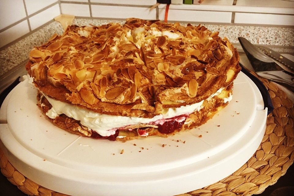 Baiser - Torte mit Himbeer - oder Brombeercreme