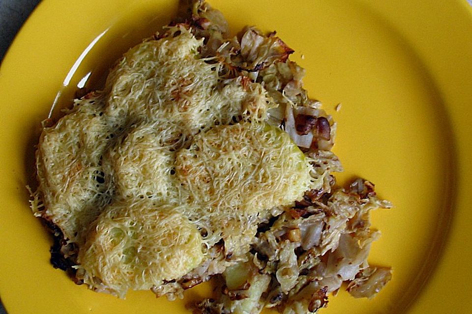 Wirsing-Kartoffelauflauf mit Nüssen