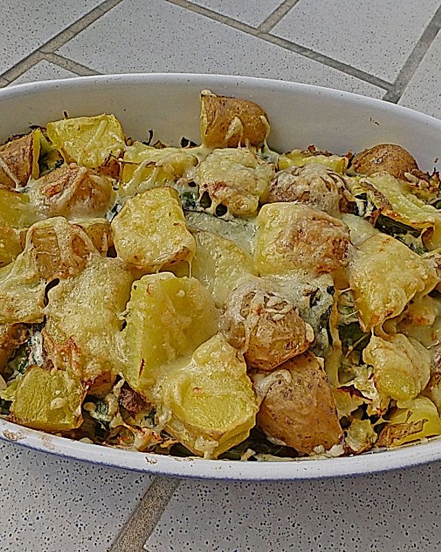 Wirsing-Kartoffelauflauf mit Nüssen