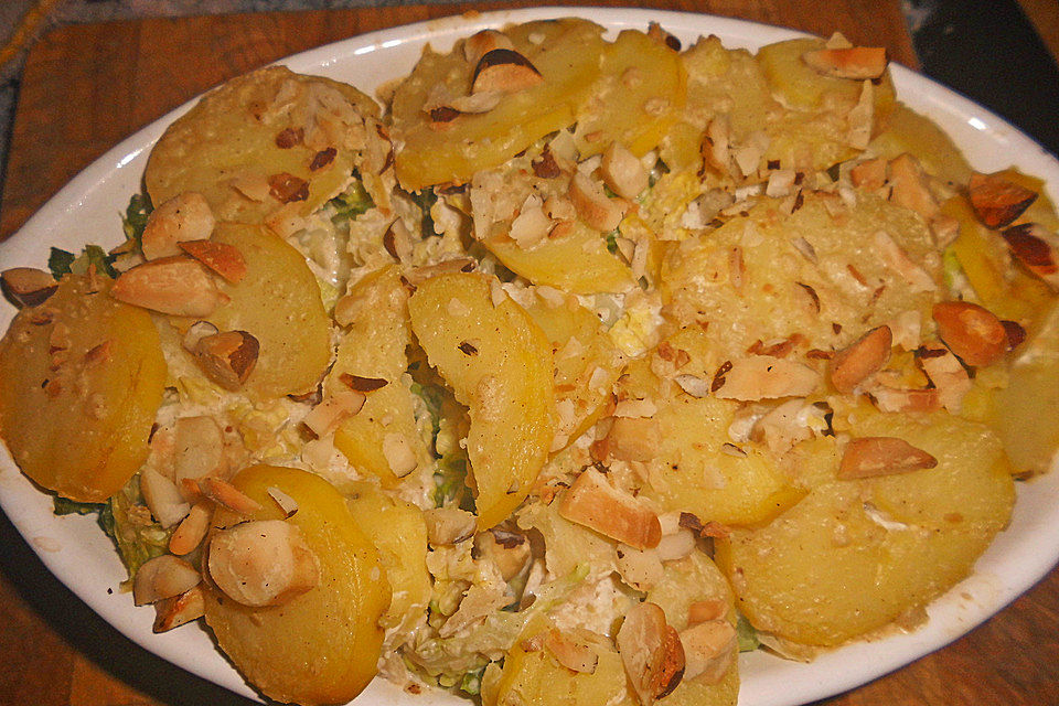 Wirsing-Kartoffelauflauf mit Nüssen