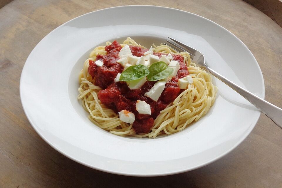 Spiralnudeln mit Tomaten - Mozzarella - Soße