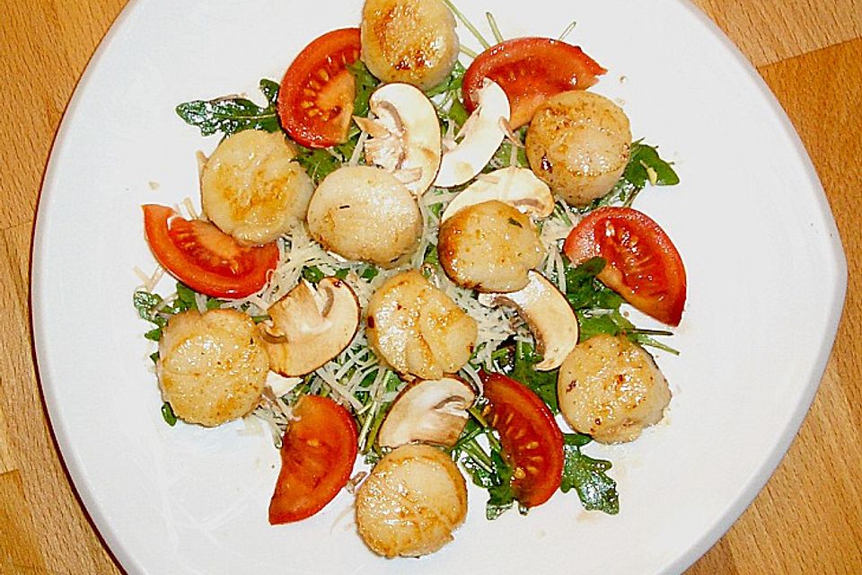 Jakobsmuscheln und Scampi auf Rucola