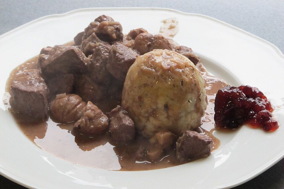 Wildschweingulasch in Maronen - Preiselbeer - Rahmsauce