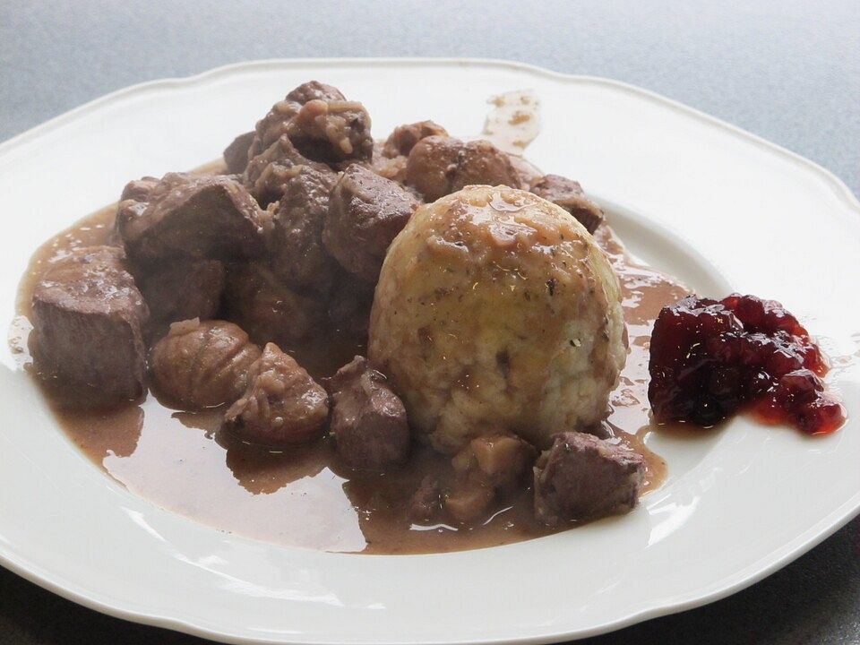 Wildschweingulasch in Maronen - Preiselbeer - Rahmsauce von derdon55 ...