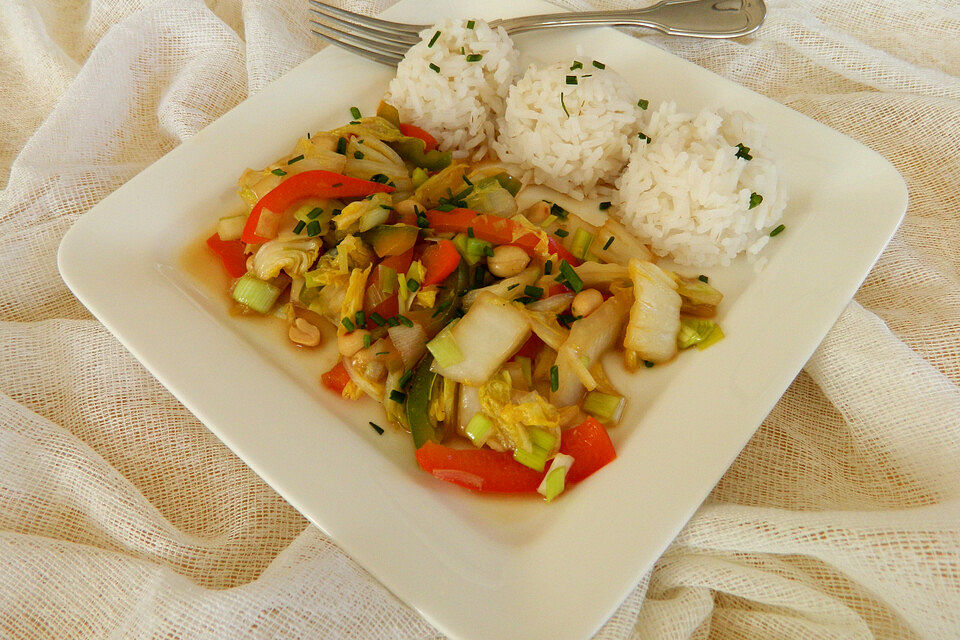 Chinakohlpfanne mit gerösteten Erdnüssen