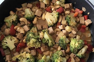 Brokkoligemüse mit Tofu und Cashewnuts