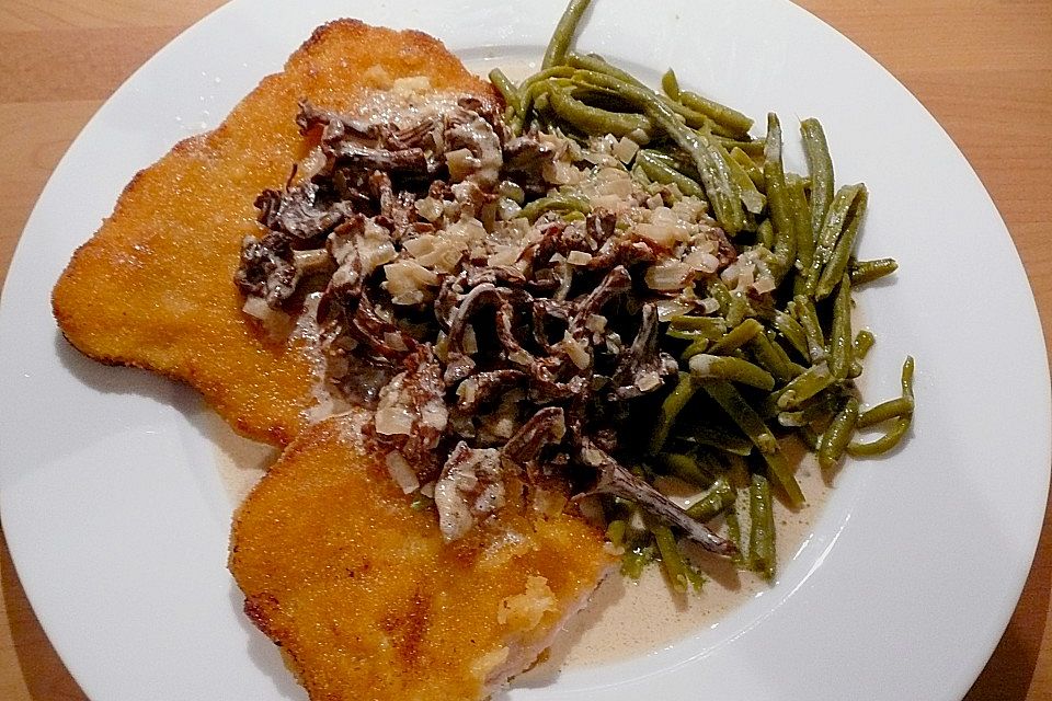 Schnitzel mit Steinpilzsahnesoße