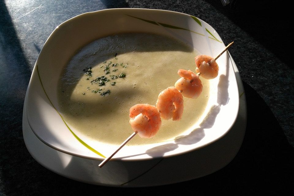 Brokkolicremesuppe mit Garnelen