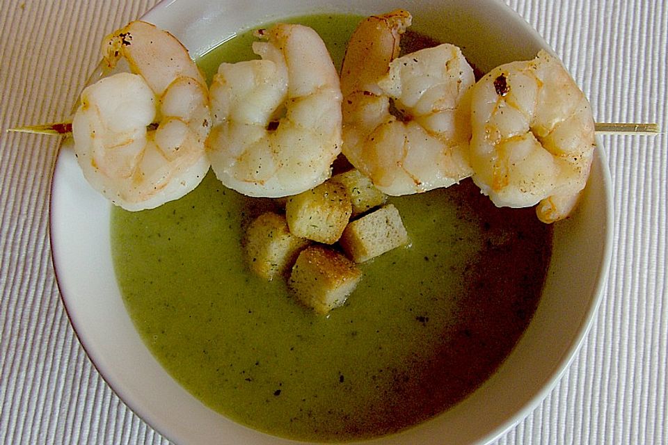 Brokkolicremesuppe mit Garnelen