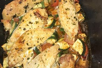 Hahnchenbrust Auf Zucchini Tomaten Bett Von Funkelsteinchen Chefkoch 