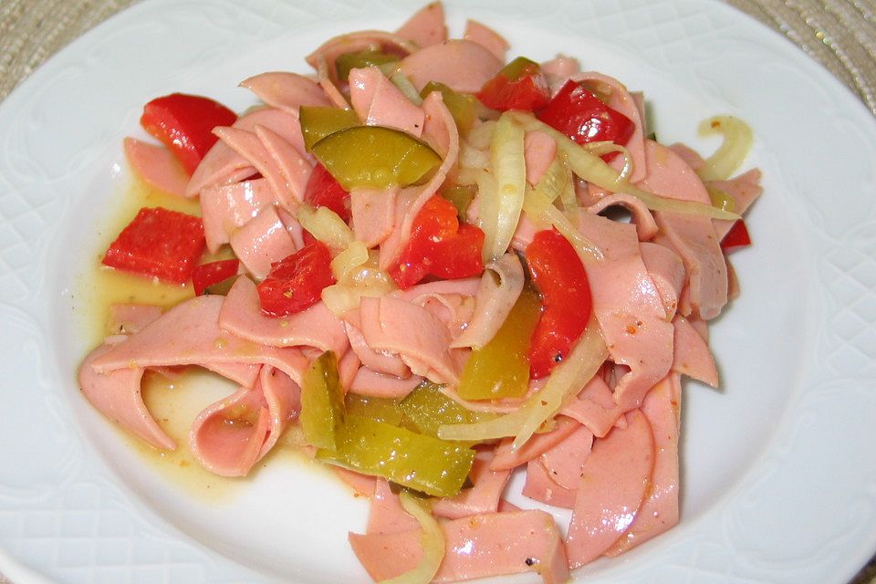 Wurstsalat mit eingelegter Paprika