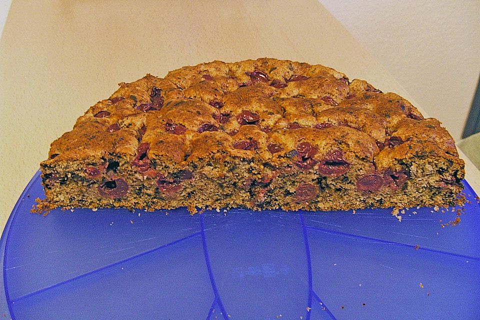 Kirschkuchen mit Schokolade und Haselnüssen