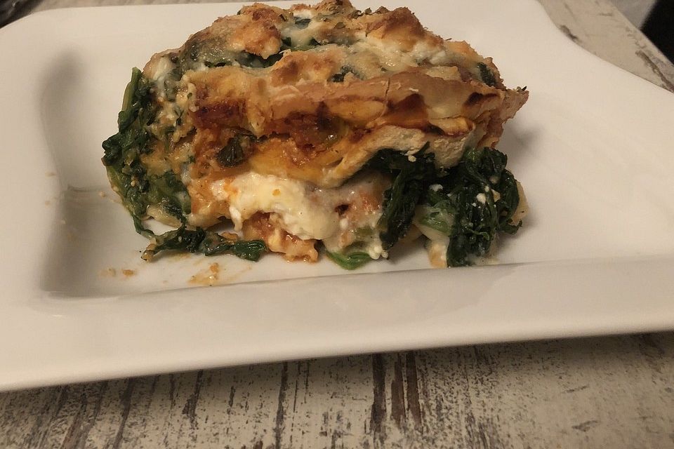 Vegetarische Lasagne mit Tofubolognese, Spinat und Ziegenkäse