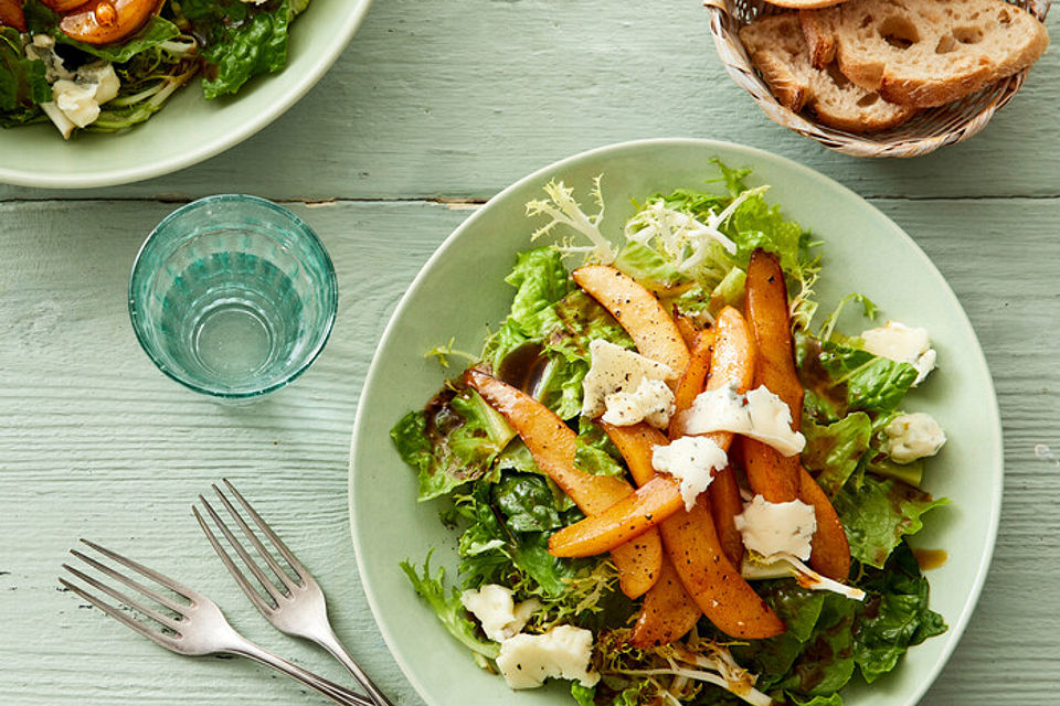 Blattsalat mit Gorgonzola und karamellisierten Birnen