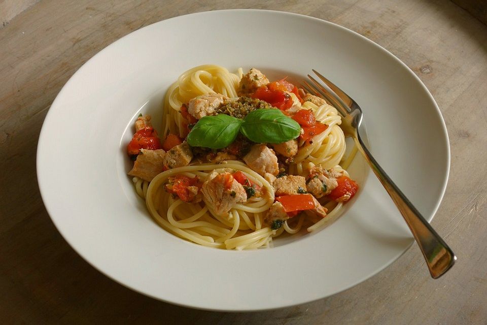 Spaghetti mit Lachs und Kirschtomaten