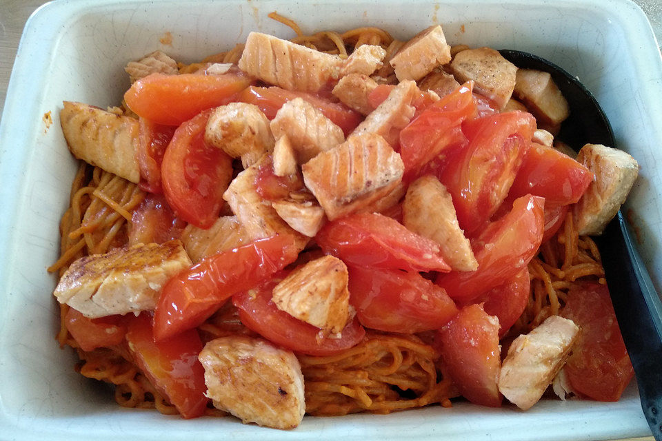 Spaghetti mit Lachs und Kirschtomaten