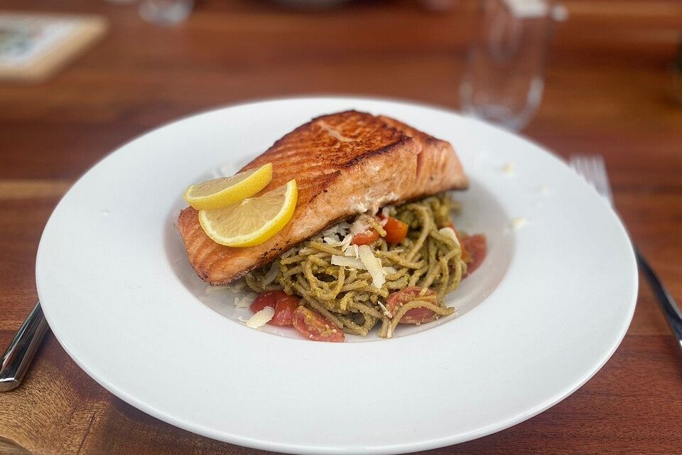 Spaghetti mit Lachs und Kirschtomaten