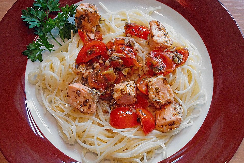 Spaghetti mit Lachs und Kirschtomaten