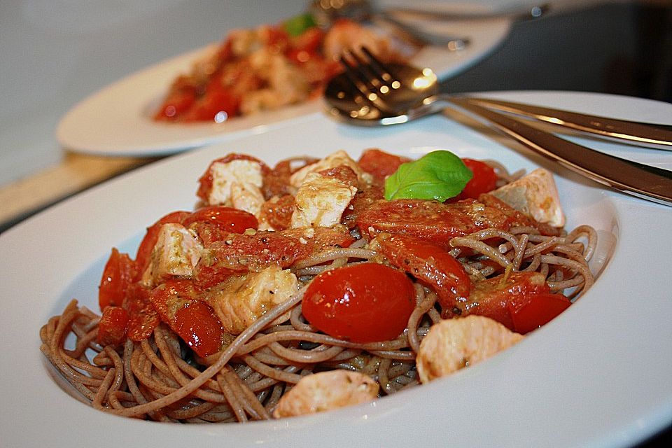 Spaghetti mit Lachs und Kirschtomaten