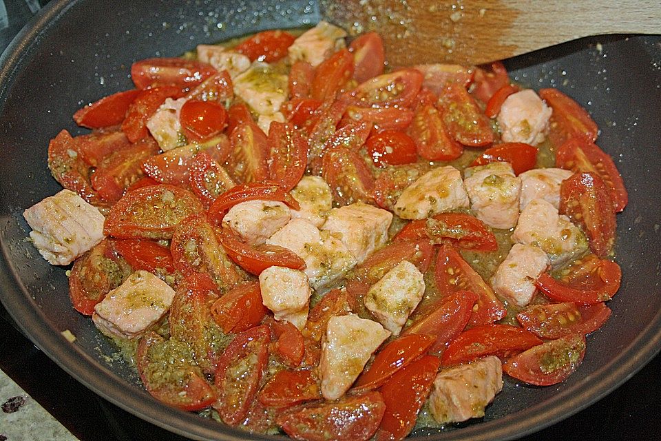 Spaghetti mit Lachs und Kirschtomaten