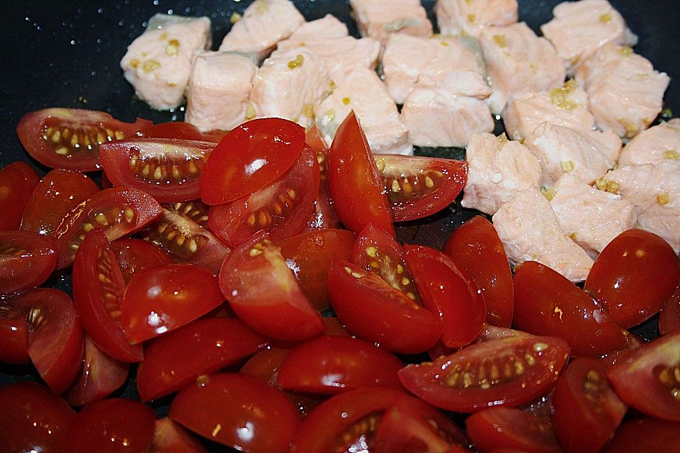 Spaghetti mit Lachs und Kirschtomaten