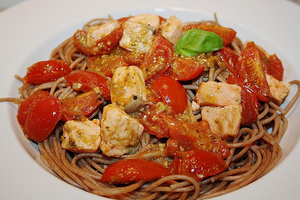 Spaghetti mit Lachs und Kirschtomaten