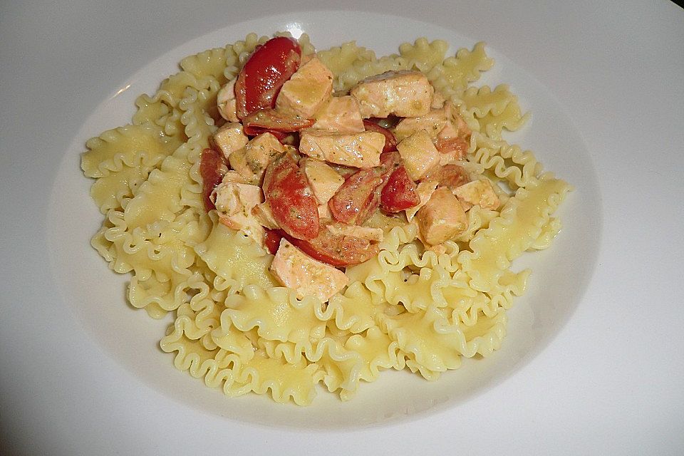 Spaghetti mit Lachs und Kirschtomaten