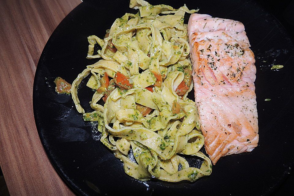 Spaghetti mit Lachs und Kirschtomaten