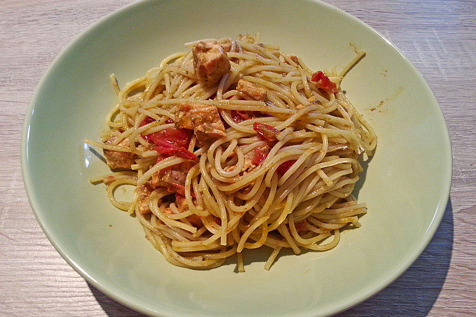 Spaghetti mit Lachs und Kirschtomaten