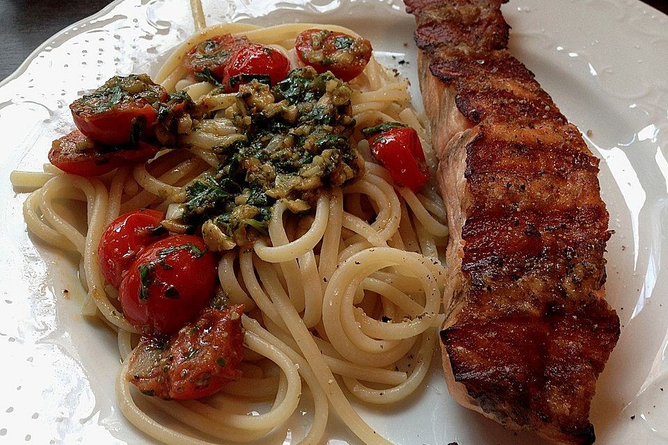 Spaghetti mit Lachs und Kirschtomaten