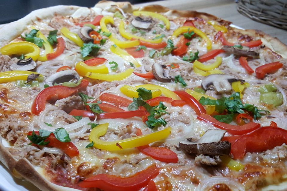 Thunfisch - Pizza mit geräuchertem Büffelmozzarella