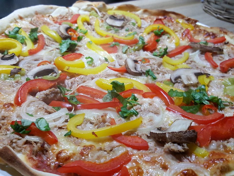 Thunfisch - Pizza mit geräuchertem Büffelmozzarella von Kalte_Sophie ...