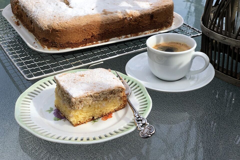 Altbaerlis Apfelkuchen mit Nusshaube