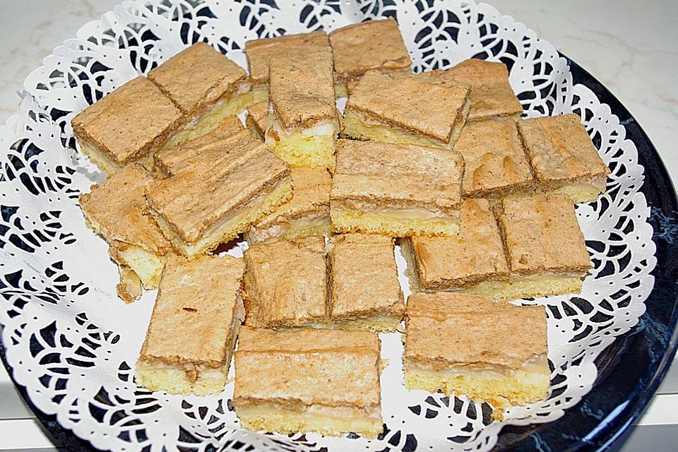 Altbaerlis Apfelkuchen mit Nusshaube