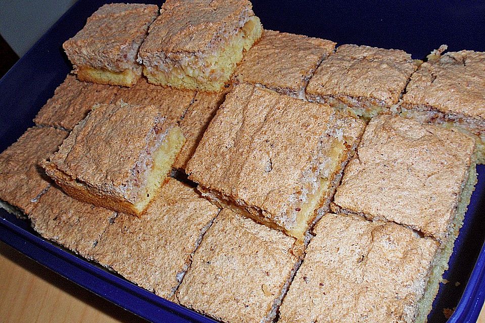 Altbaerlis Apfelkuchen mit Nusshaube