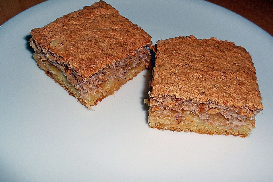 Altbaerlis Apfelkuchen mit Nusshaube