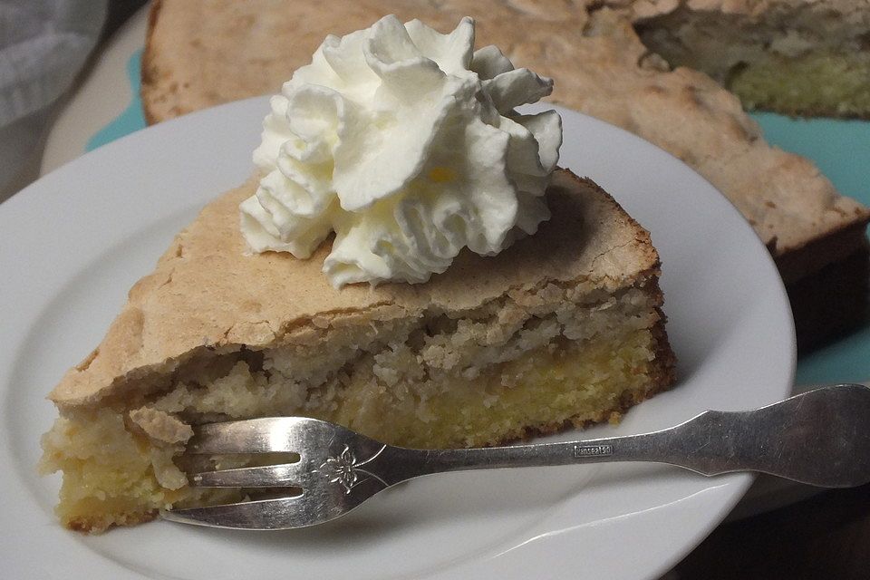 Altbaerlis Apfelkuchen mit Nusshaube