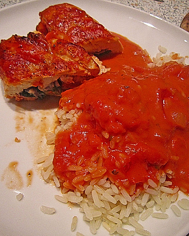 Gefüllte Hähnchenbrust mit Blattspinat und Gorgonzola in Tomatensauce