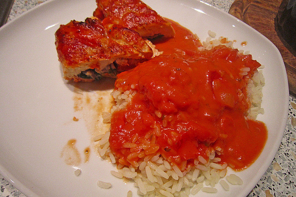 Gefüllte Hähnchenbrust mit Blattspinat und Gorgonzola in Tomatensauce